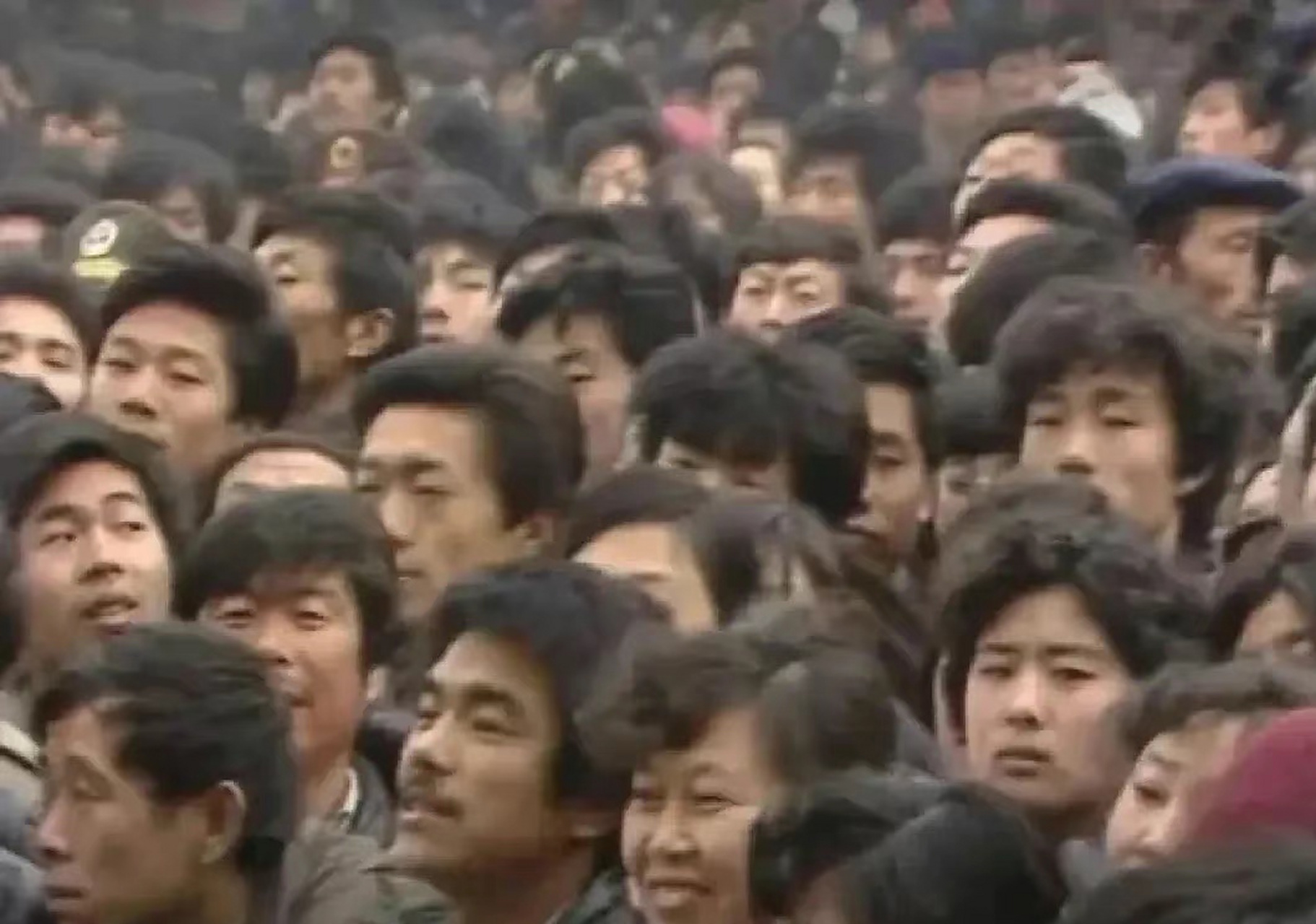 以前的人不但头发浓密而且都昂首挺胸,如今的人不但头发少,而且都低着