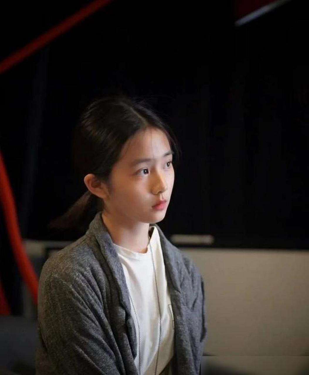 黄磊的女儿黄多多,香槟色长裙礼服端庄优雅,小小年纪气质很出众