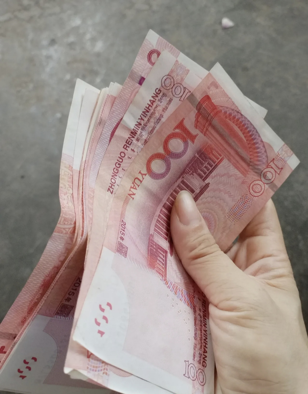 我问我老公婆婆是什么意思,我老公说:"你舍不得出钱给孩子补课,我妈