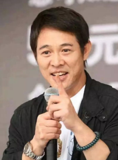 戴翡翠的李连杰为何如此迷人?原来男人的时尚,也需要玉石的衬托