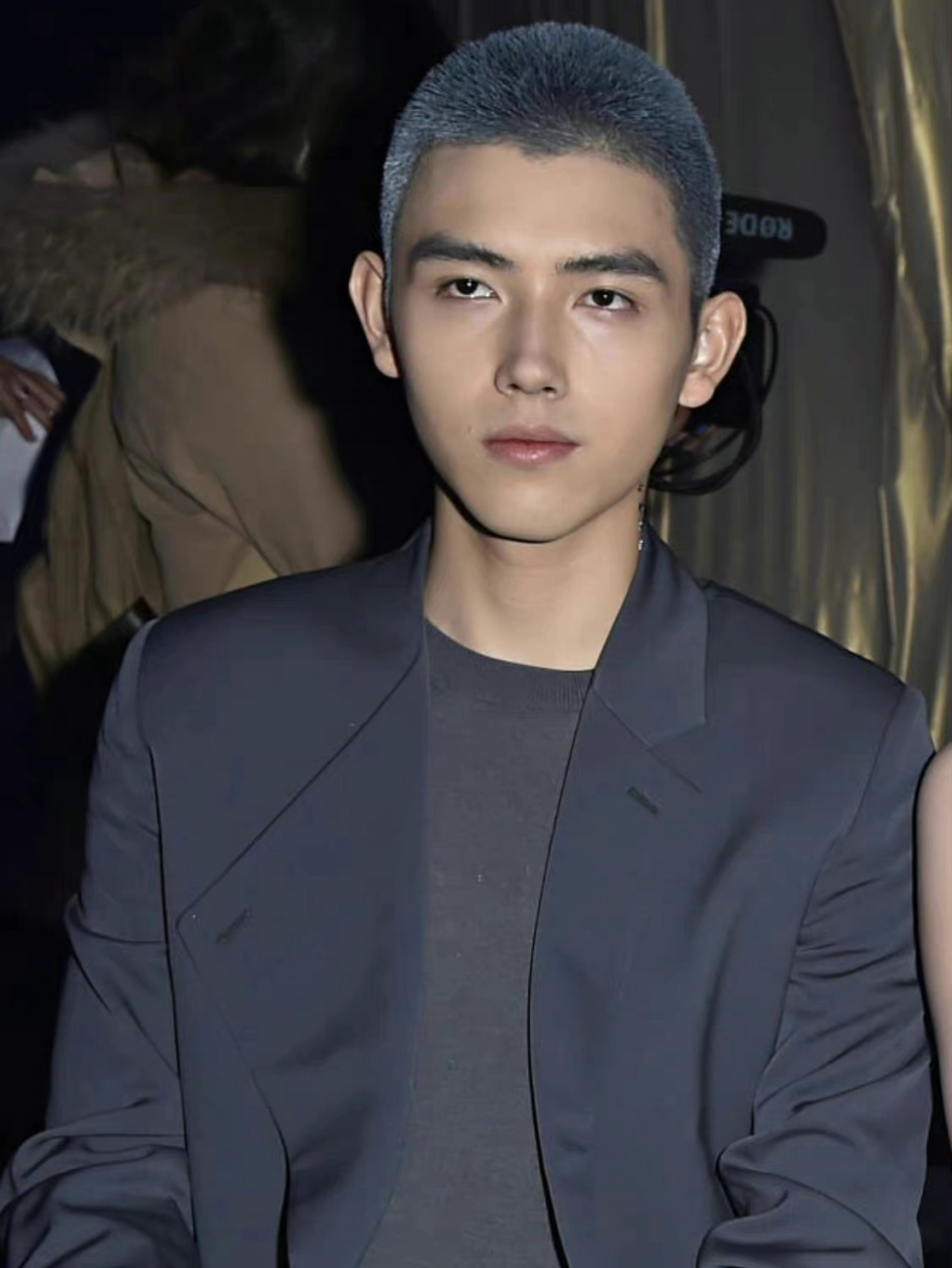 陈飞宇寸头帅酷生图来了,蓝灰色西装搭配蓝灰色寸头造型,未来感满满!