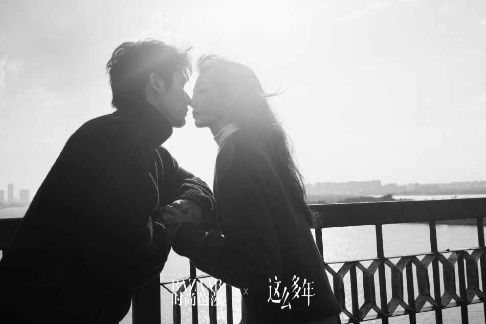 组图：张新成孙千合体拍甜蜜大片置身湖边相拥依偎CP感满分