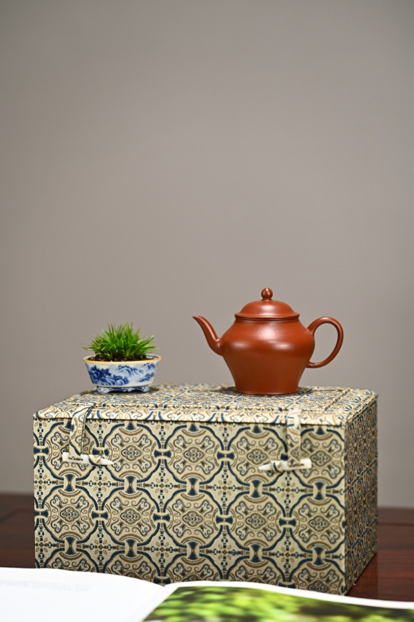 秋水|优质朱泥|140cc|全手  壶型小巧雅致,身如橄榄,流线曼妙有致