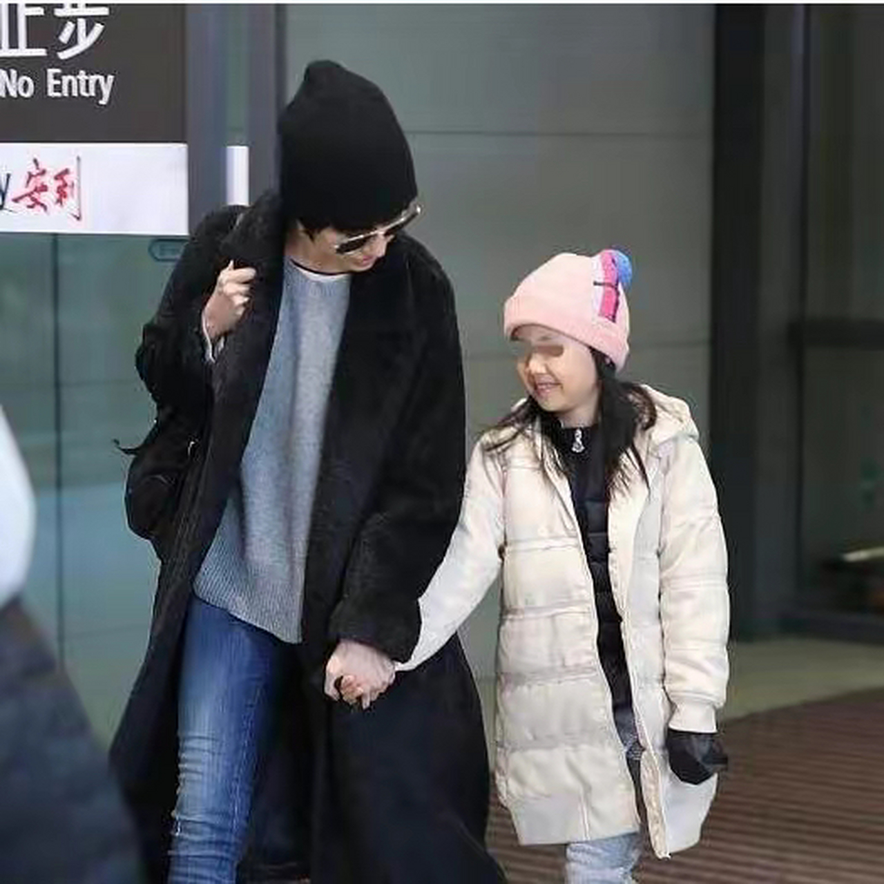 袁泉一家三口罕见合体,夫妻俩穿情侣装扮潮恩爱十足,女儿颜值像爹好