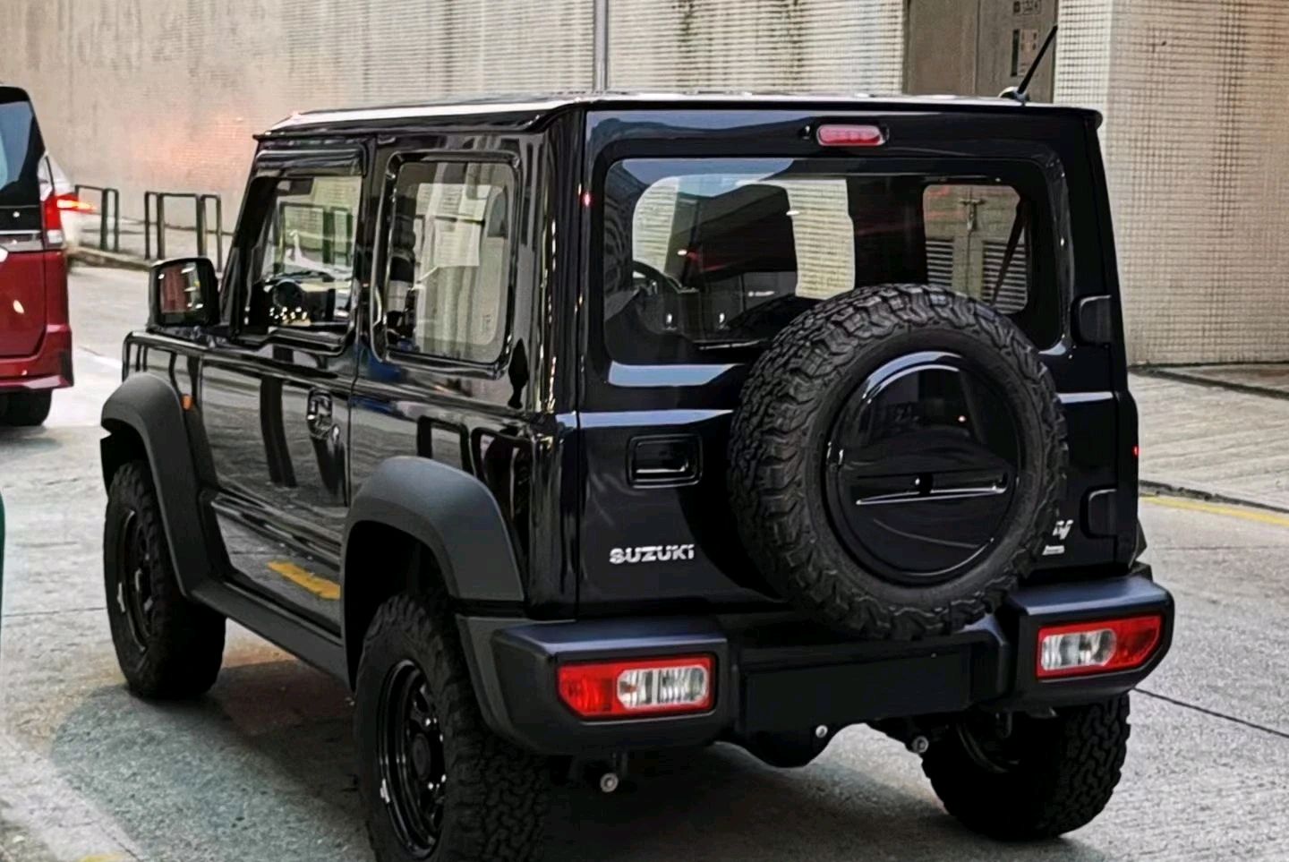 铃木吉姆尼"售价调整",顶配海外预售15万,黑骑士风格更有魅力