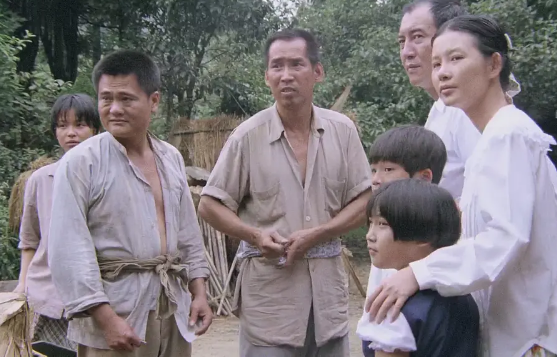 一群在夹缝中讨生活的平民眼中的历史,台湾电影稻草人