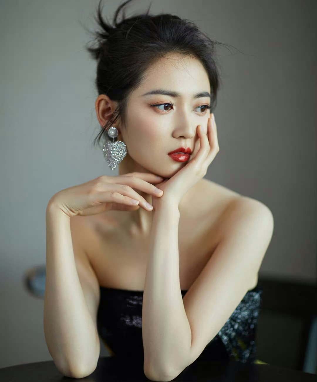 陈钰琪黑抹胸柠檬黄蓬蓬裙公主气质好美哦