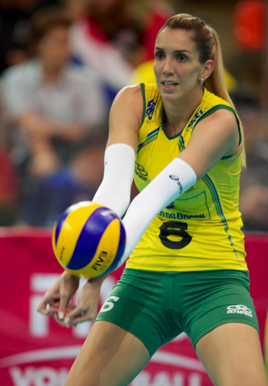 塔伊萨·梅内塞,巴西女排黄金一代主攻手,2008年获得北京奥运会冠军
