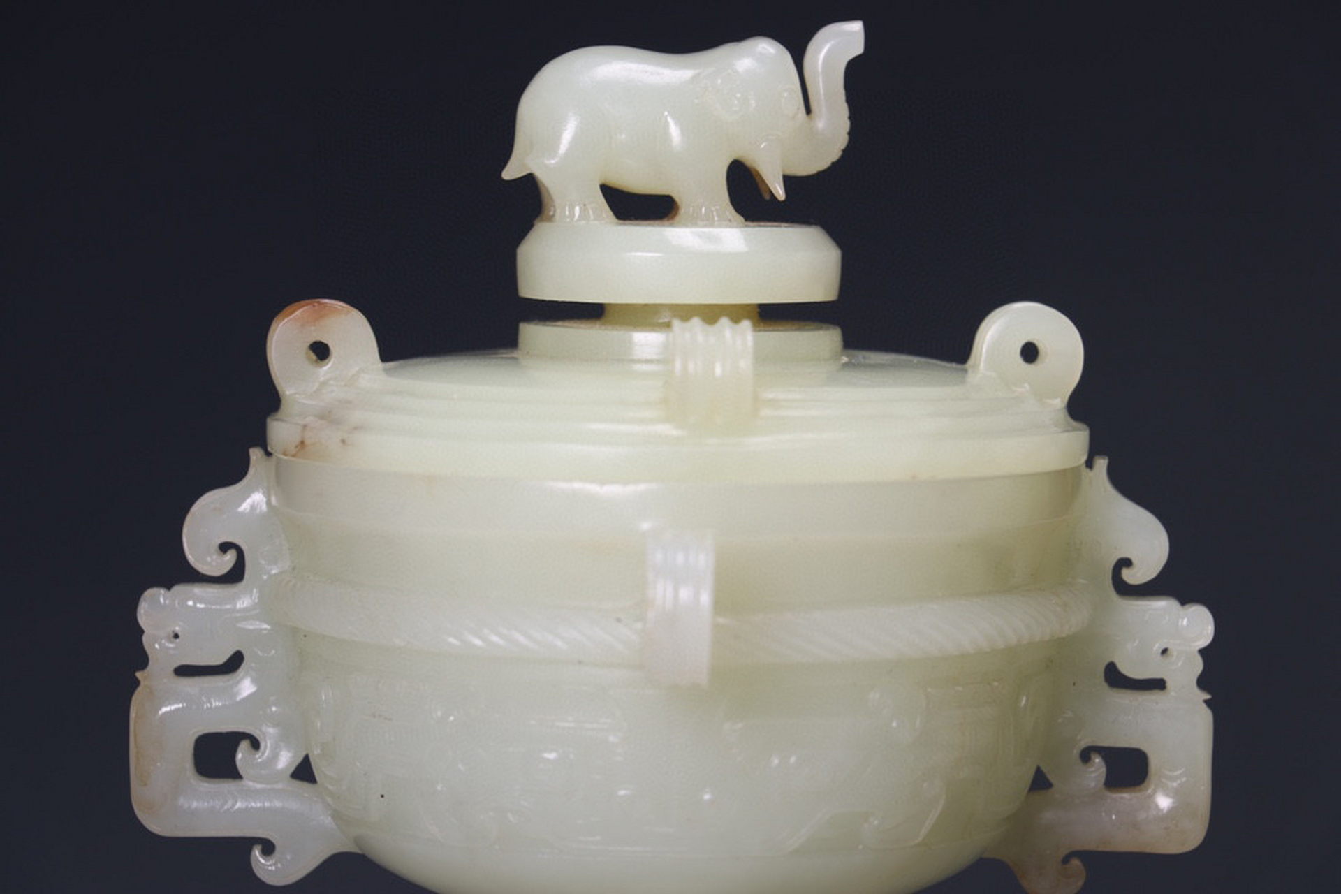 旧藏:和田玉饕餮纹香炉一对. 尺寸:耳距11cm 口径6.8cm 高16.