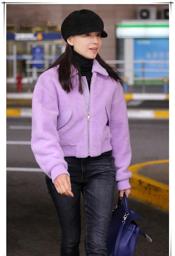 董洁扮嫩超大胆,八角帽配紫色毛绒外套,老阿姨美成18岁少女