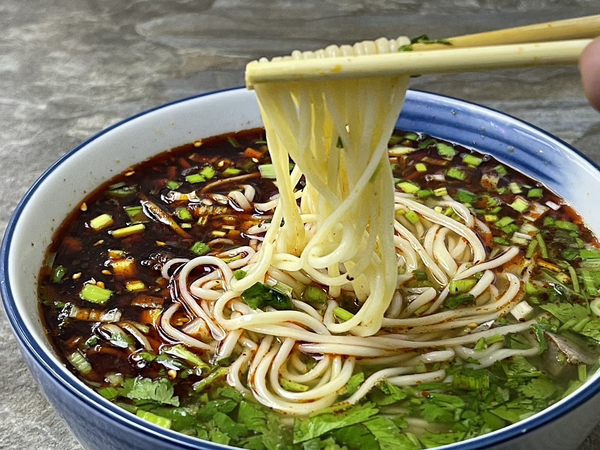 来到青海西宁的第一餐:干拌面完全碾压牛肉面,好吃不贵味道赞