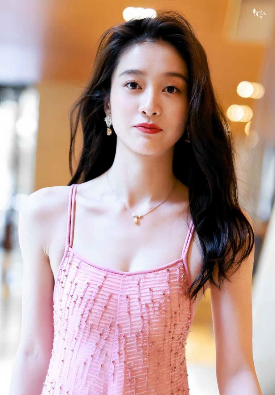 "虎牙小妹"张雪迎吊带粉色花裙好美啊#我们都爱聊八卦# #娱乐# #明星
