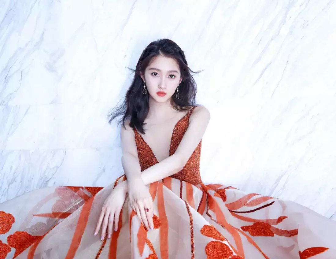 倒三角身材的最佳穿搭方式,学关晓彤,秒变好看!