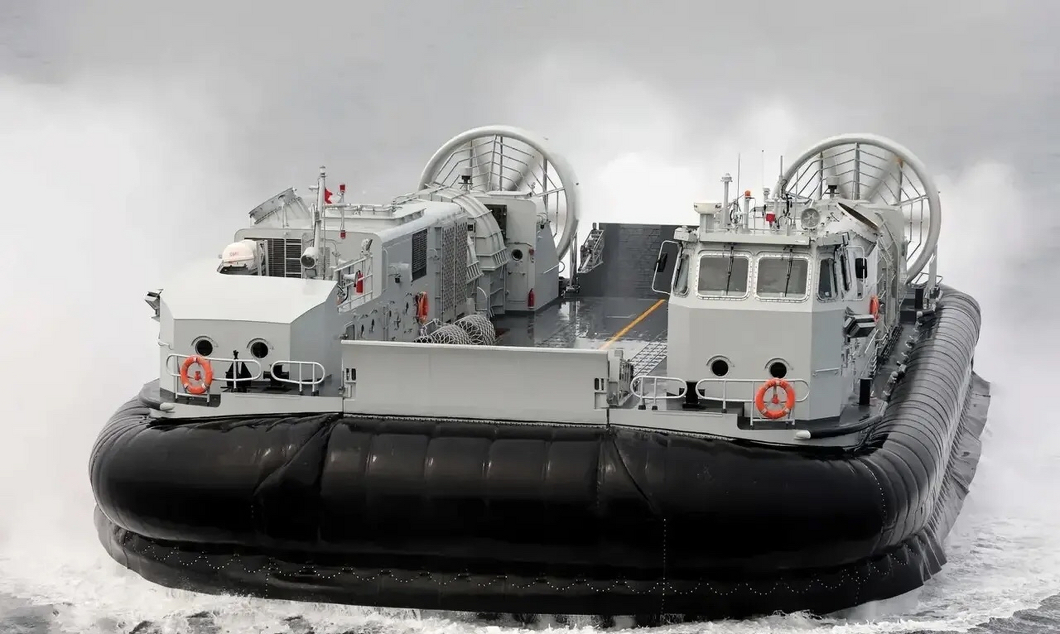 中国海军的726中型气垫登陆船高清图 726中型气垫登陆船071型船坞登陆