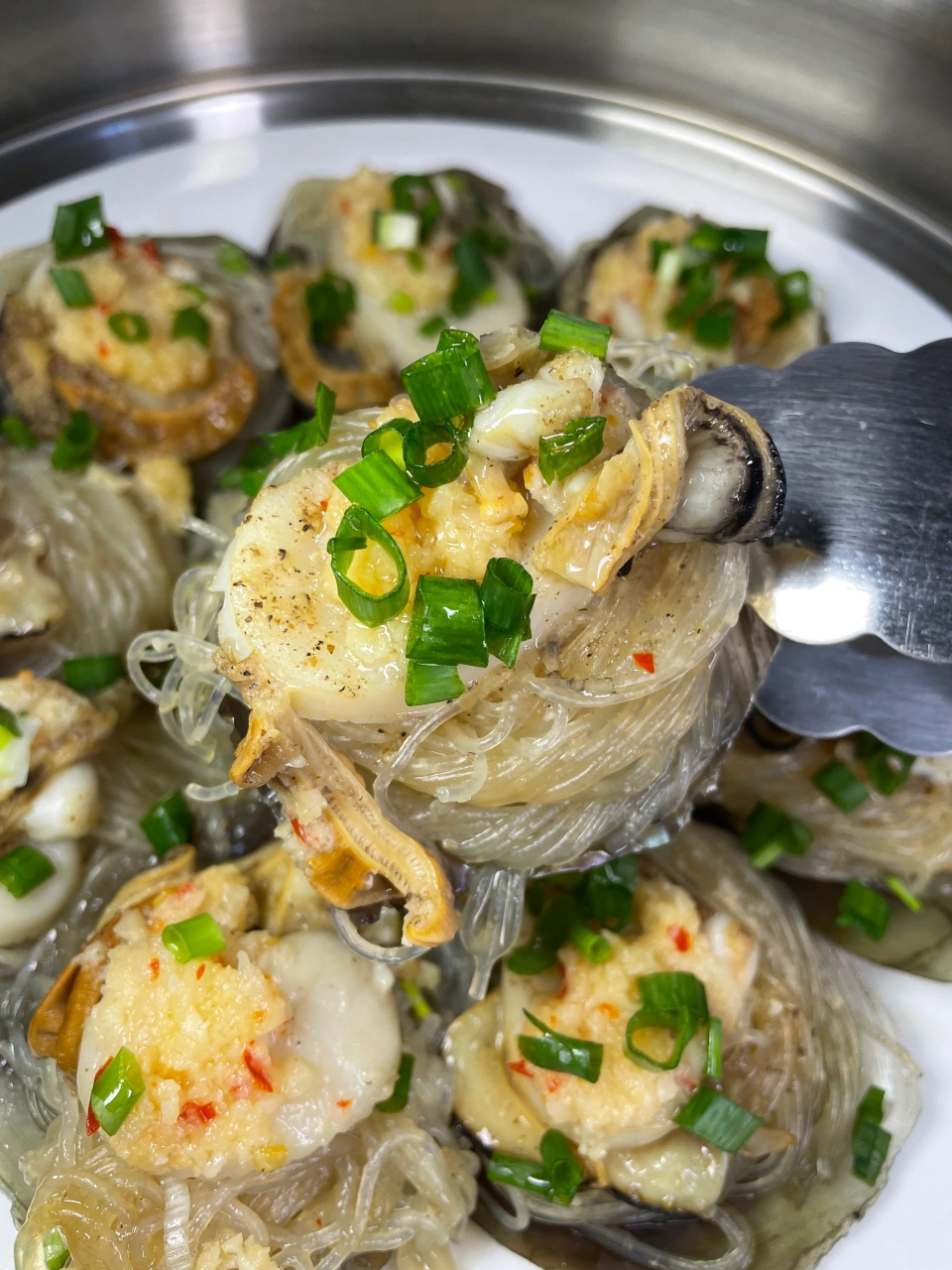 我妈做的拿手菜,蒜蓉粉丝蒸带子原汁原味!鲜甜好吃!