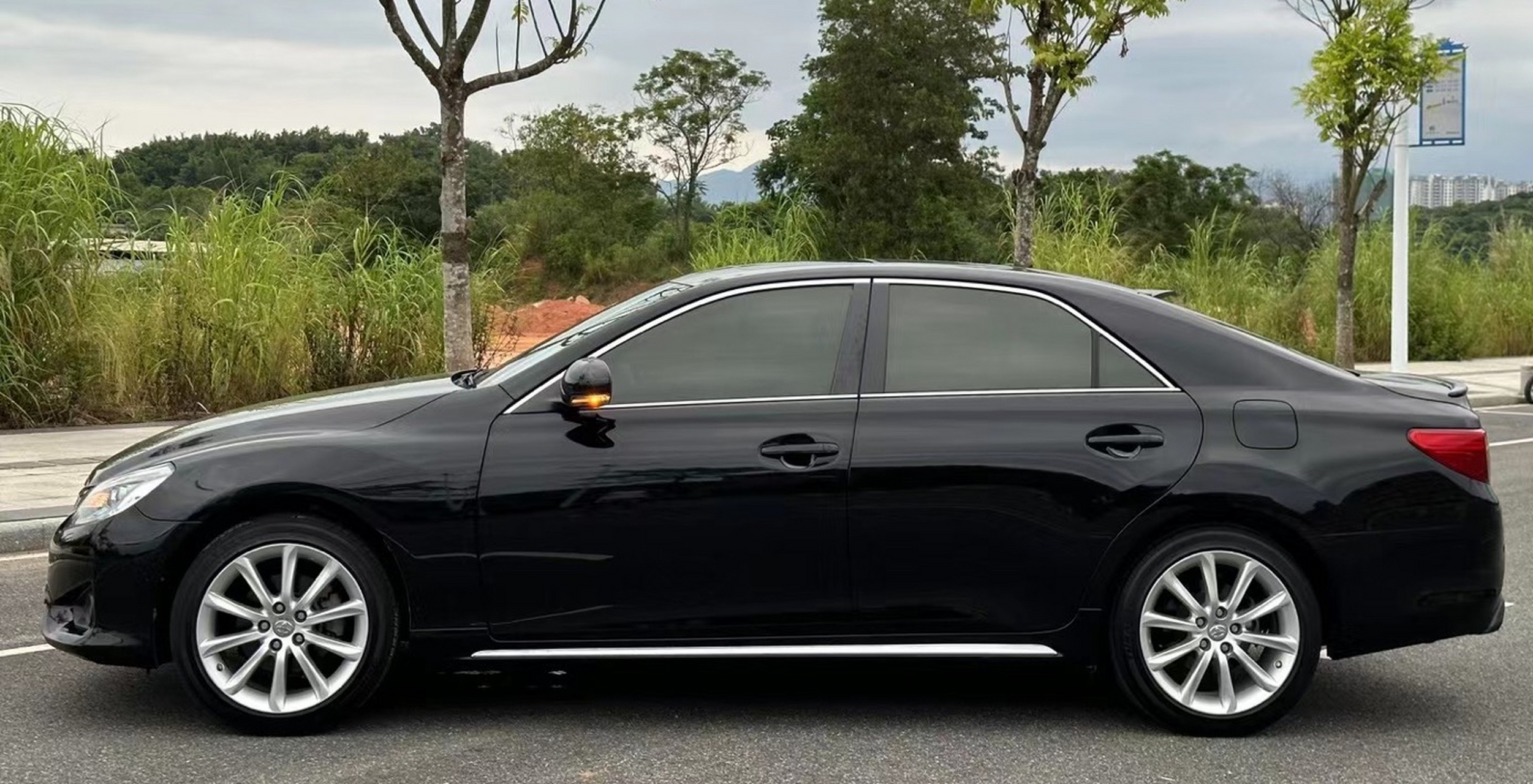 2014年7月上牌  一汽丰田锐志尊锐版 25.