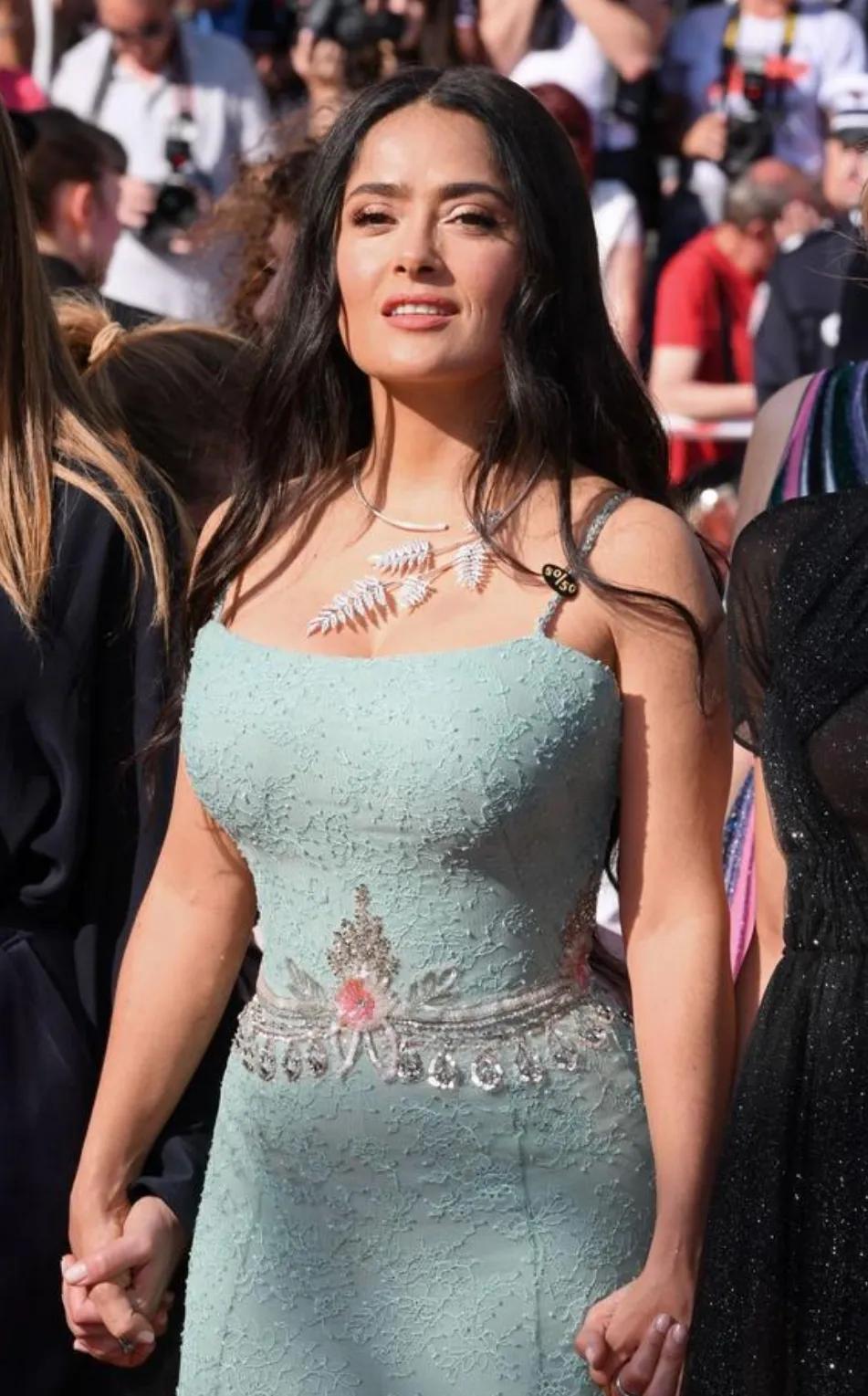 萨尔玛·海耶克身材饱满,性感迷人