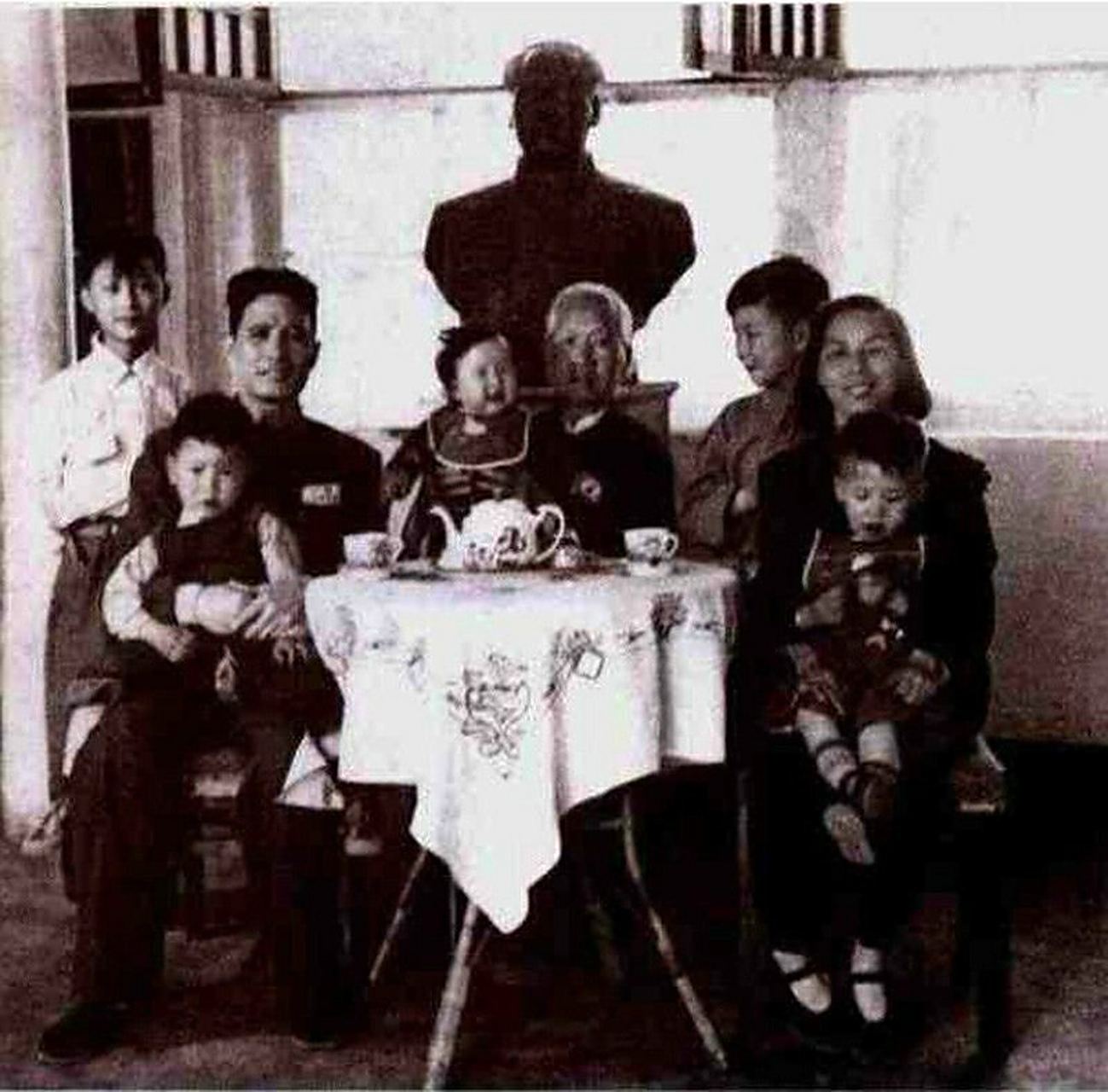 张震将军的长子张小阳,曾经担任解放军外国语学院院长,是少将军衔.