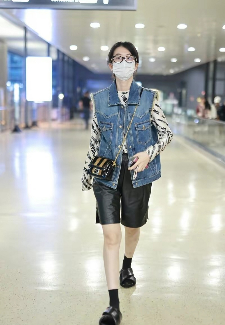 乔欣机场街拍 这一次街拍穿着够随意呀 一双黑色凉拖鞋,配一对黑色