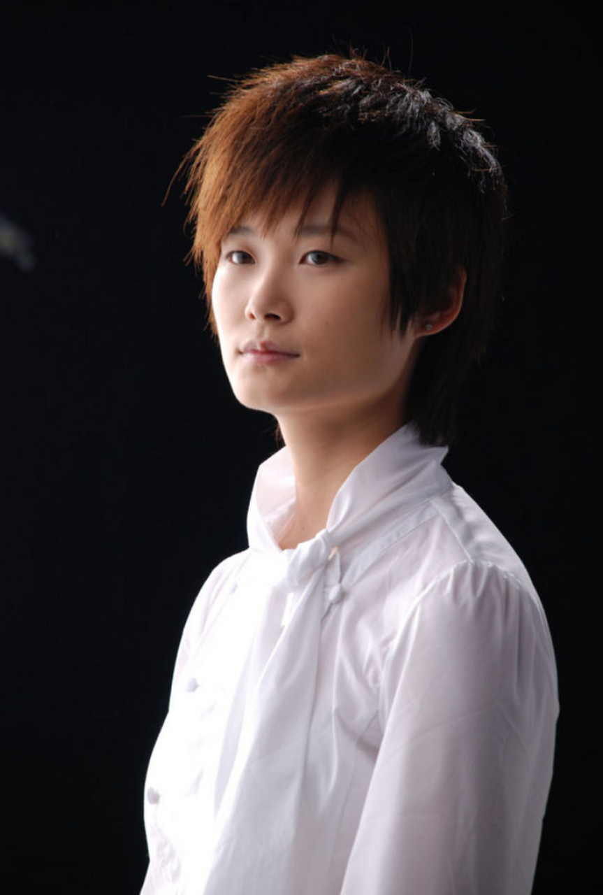 这是李宇春!跟刚出道的时候相比,李宇春多了很多女人的韵味!