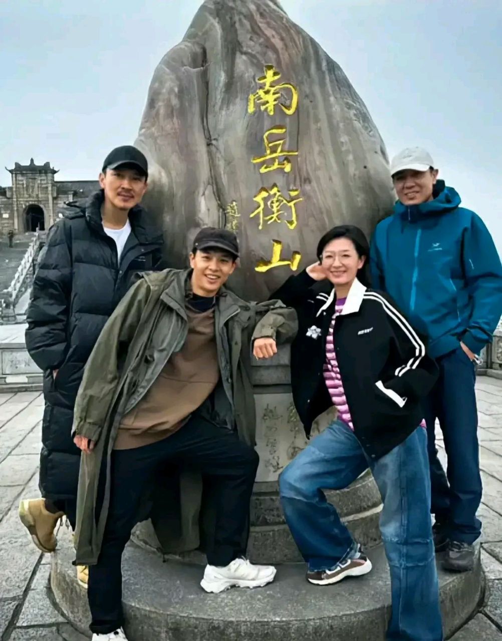 演员于和伟,万茜,曹磊icon,尹昉icon四人相伴游玩南岳衡山合影,美女