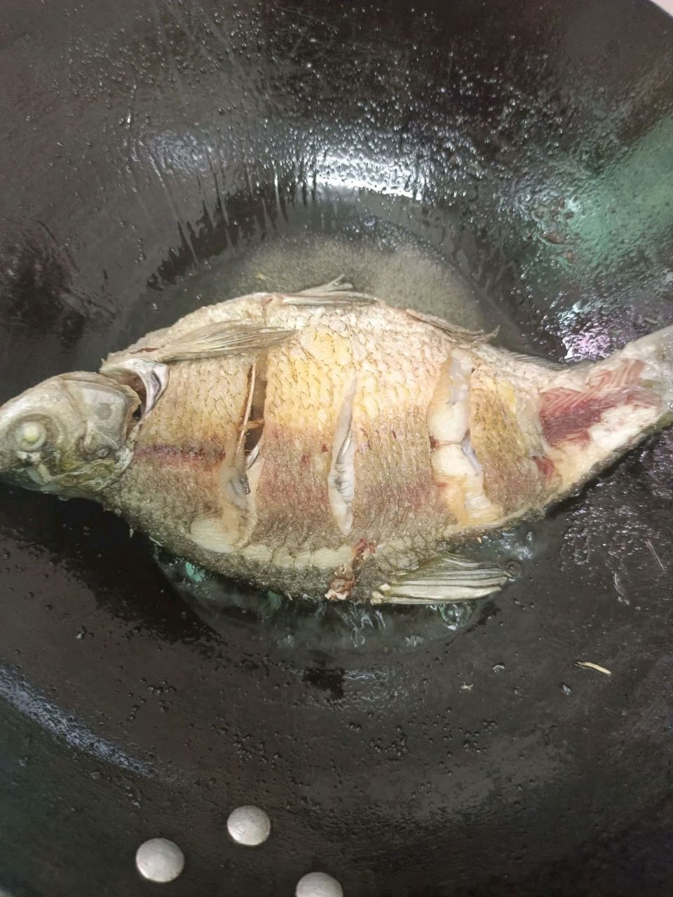 听了老铁们的建议,我决定去菜市场买条边鱼做红烧鱼吃,不过小刺可不少