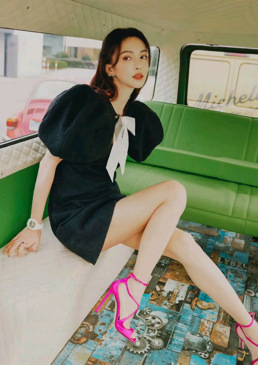 金晨身穿黑色时尚服饰,粉色高跟鞋点缀她的脚步.