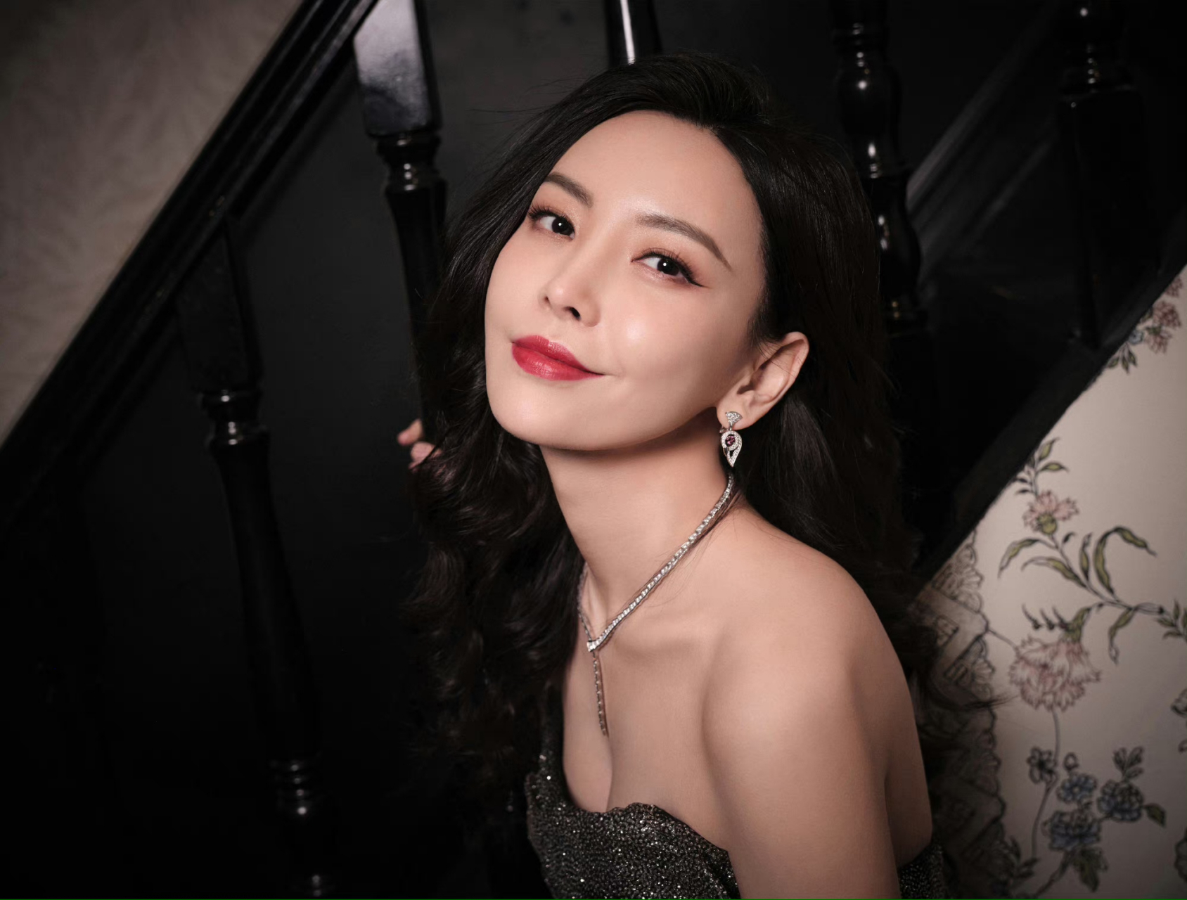 于文文红唇卷发明艳造型,身穿星钻长裙,释放明艳迷人