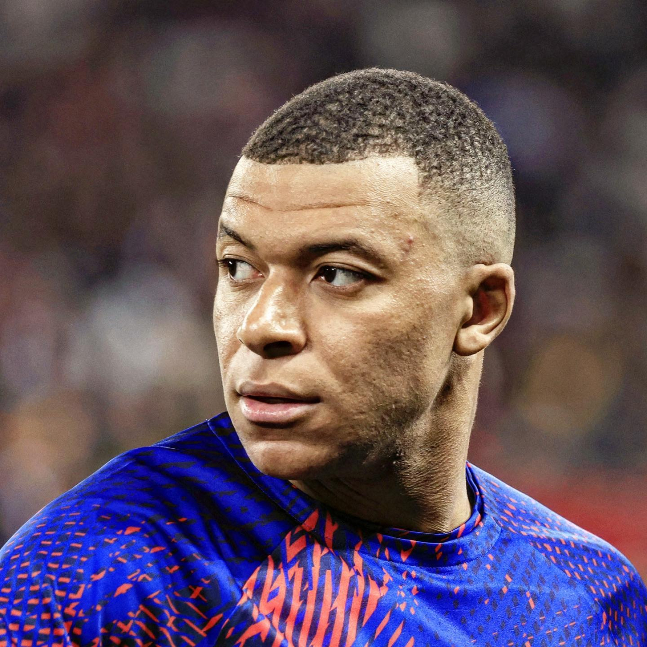 你是 kylian mbappé,出生于 1998 年.  你才24岁,已经是顶级明星了.