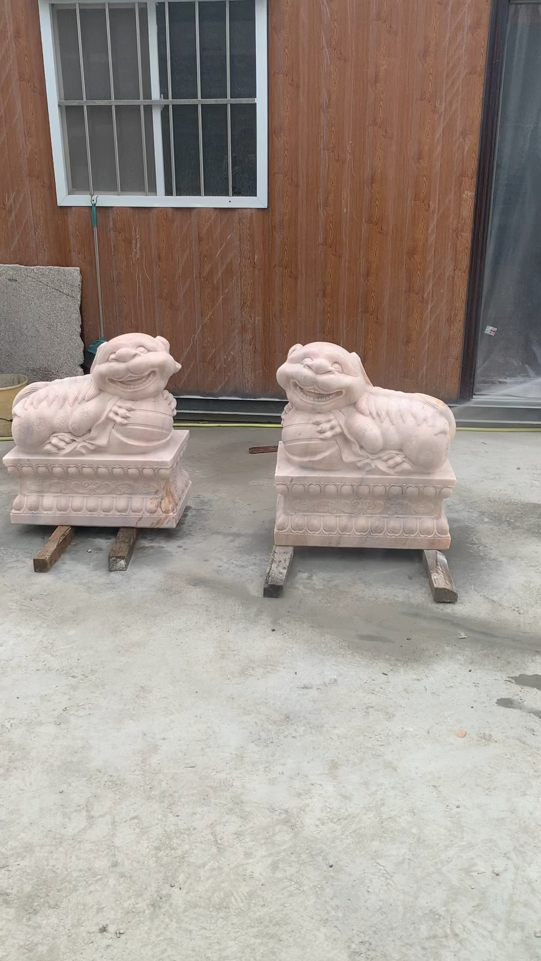 玻璃大王曹德旺家门口也是摆放了一对这样的石雕貔貅-度小视