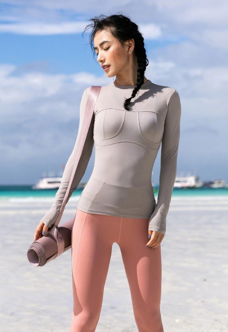 娱乐最前沿# #每日娱乐播报# "萝莉女郎"——陈暖央 1990年7月26日