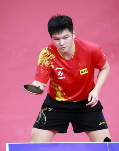 中国乒乓球员樊振东疑似订婚,网友好奇之下深扒传女友是央视记者