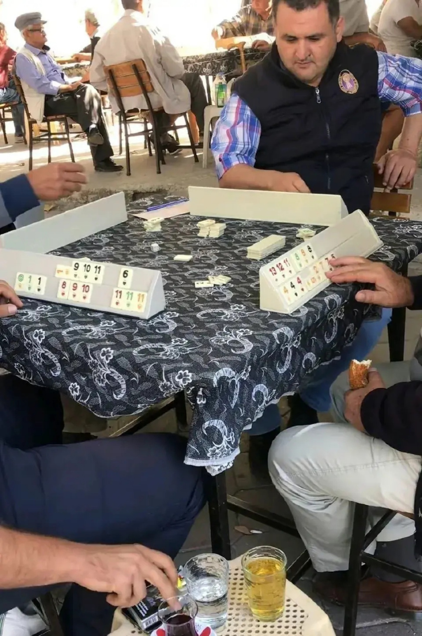 土耳其麻将,他们玩得不亦乐乎,但看上去太麻烦了,肯定不如我们的麻将