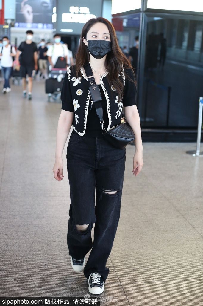 组图：董璇黑长直造型现身机场微笑冲镜头打招呼亲和力满满