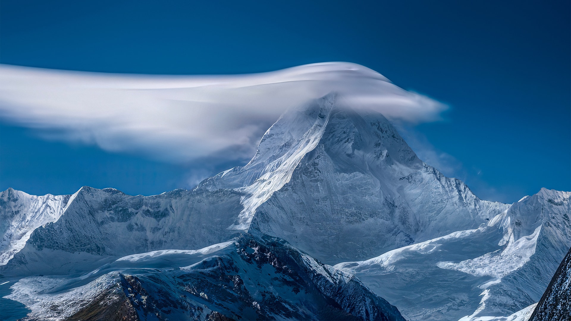 华为鸿蒙4.0静静矗立的雪山风景惊艳耀眼唯美壁纸
