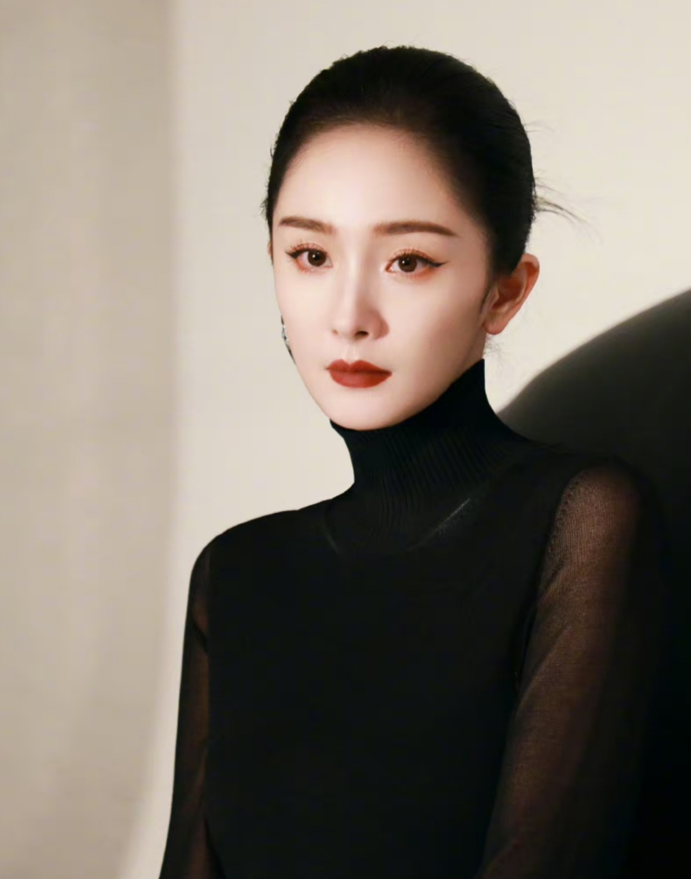 杨幂拍杂志,露额头的盘发高级感十足,她的头型没想到那么圆润接近完美