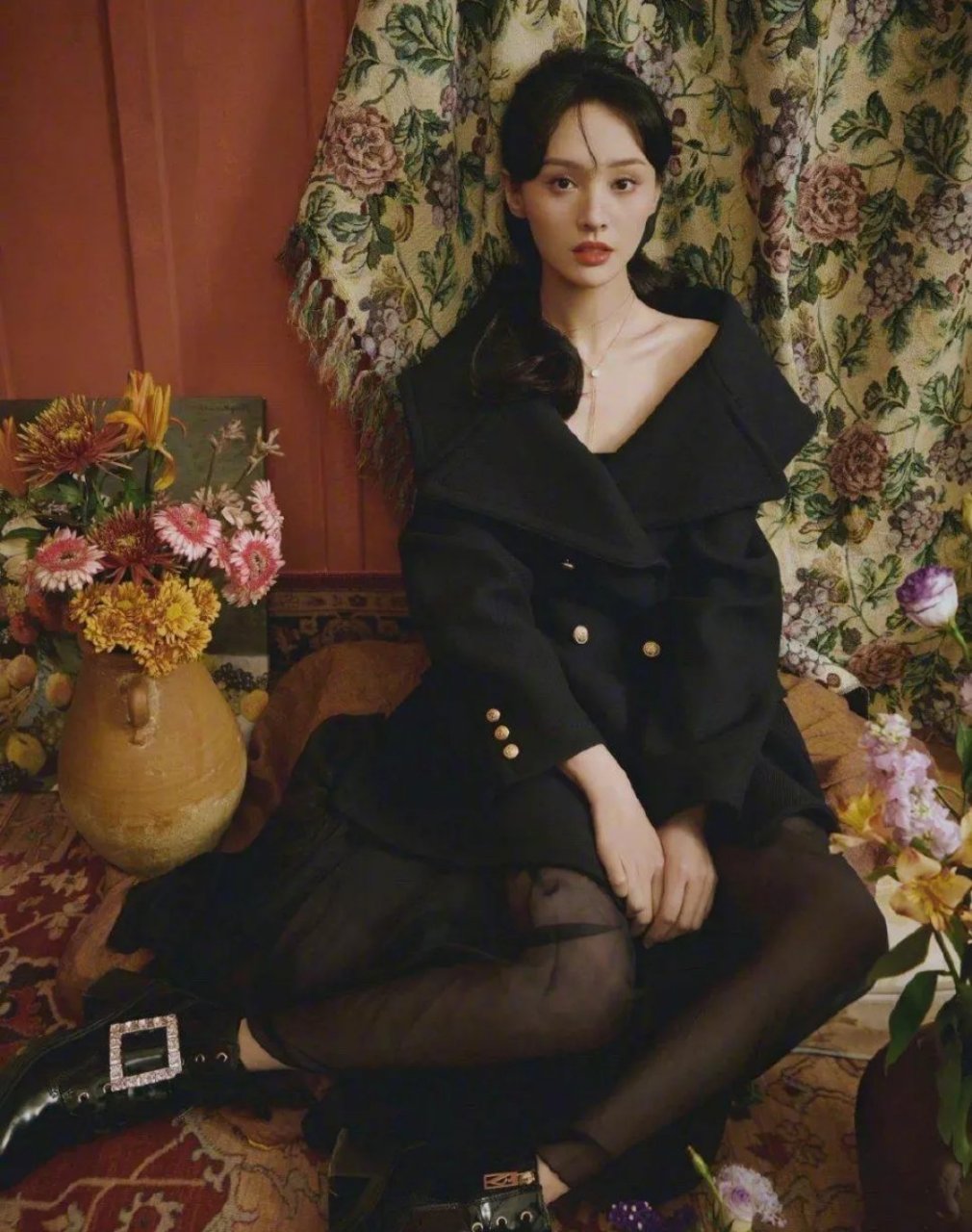 组图:郑爽#郑爽# 黑色丝袜秀美腿,芊芊细腿诱惑十足,微露香肩.