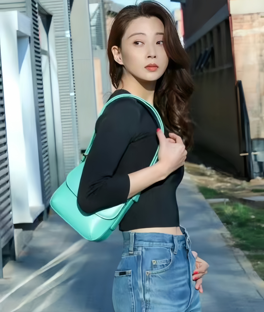 殷桃,这位备受瞩目的演员,在近期的一次公开场合中分享了一段与母亲的