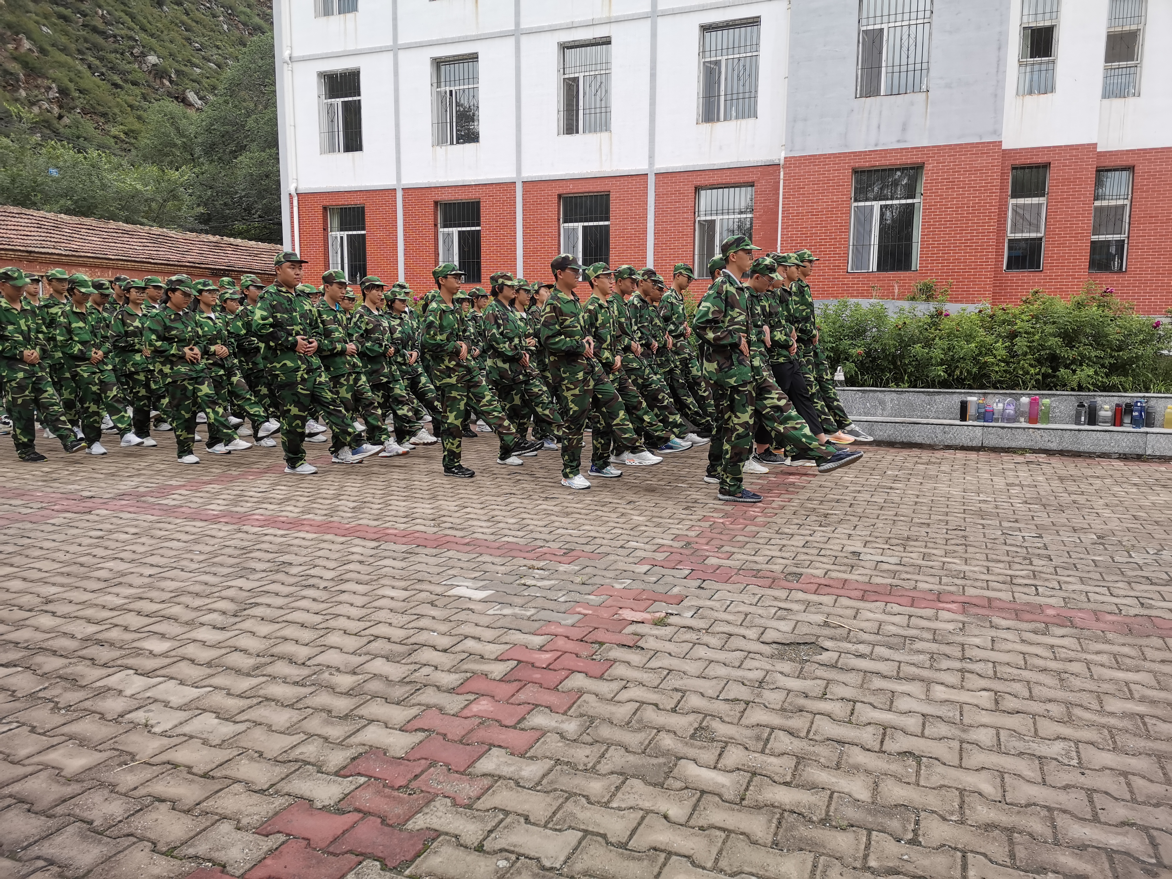 军训的日子,让我感受到了汗水与泪水的交融,也让我明白了团结与拼搏的