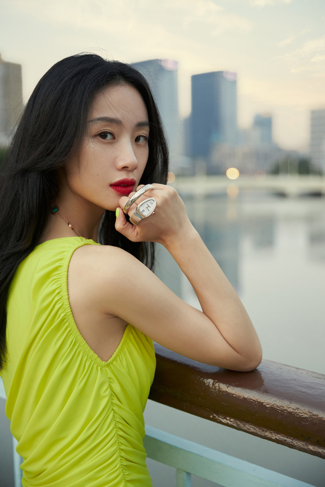 李梦荧光黄单肩紧身连衣裙彰显姣好身材,色彩冲击力好强!