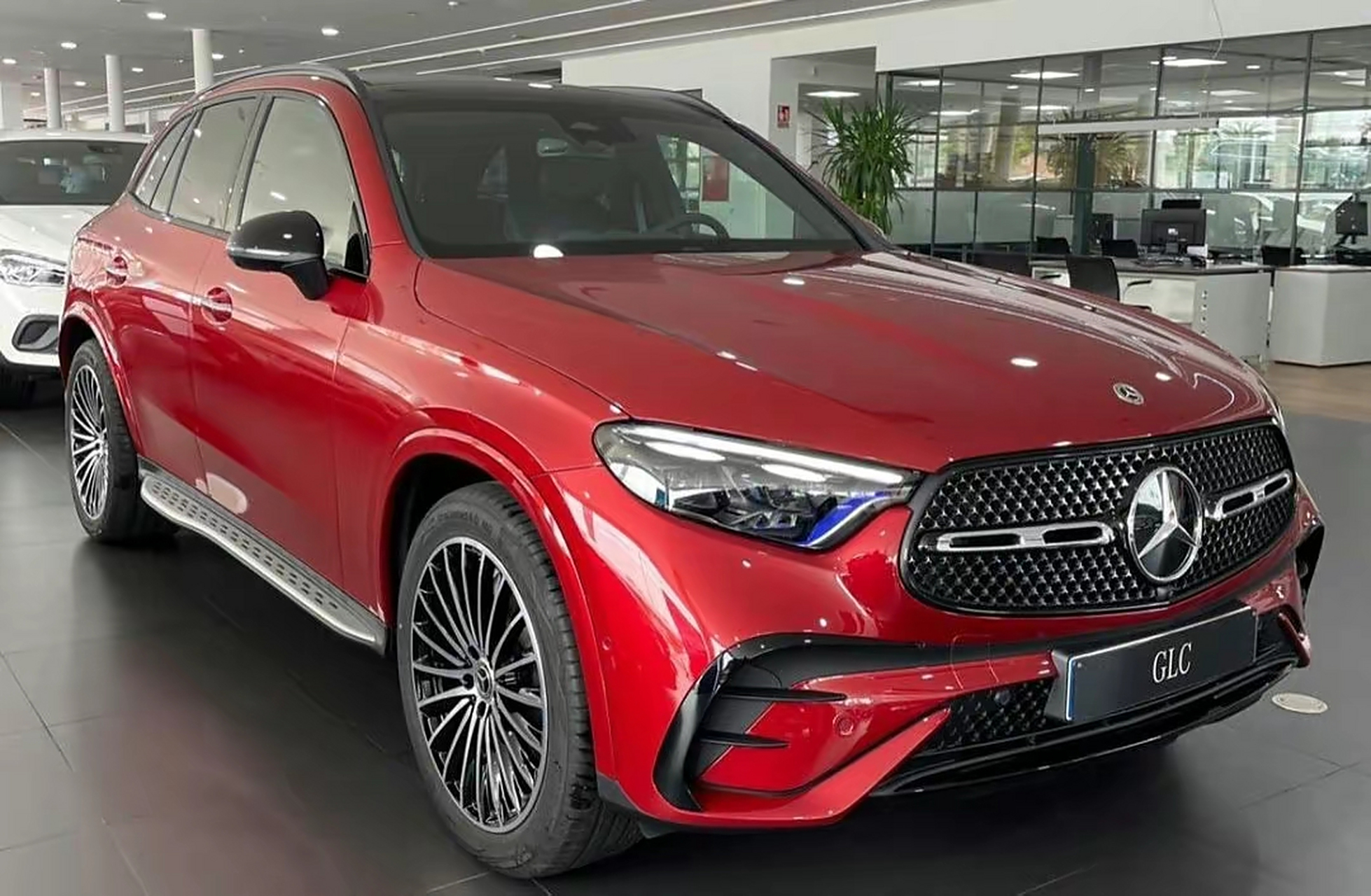 汽车# 全新奔驰glc,实车采用了红色的设计,感觉从外观来看,呈现出