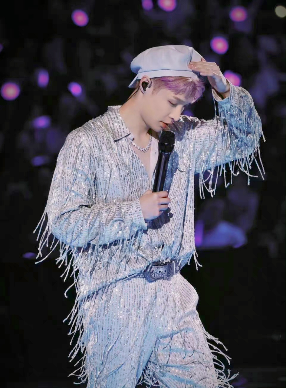 今日的艺兴是粉色,演唱会走一波 #张艺兴染发