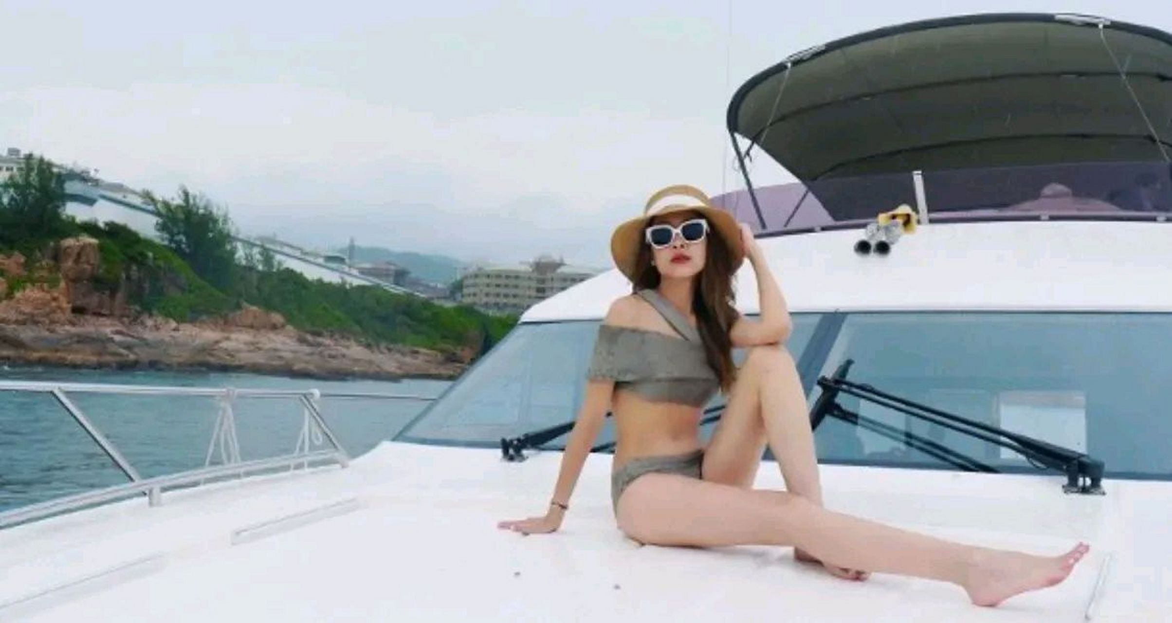 近日陈展鹏太太单文柔和索腿天后陈敏之双双带着小朋友出海游玩,在