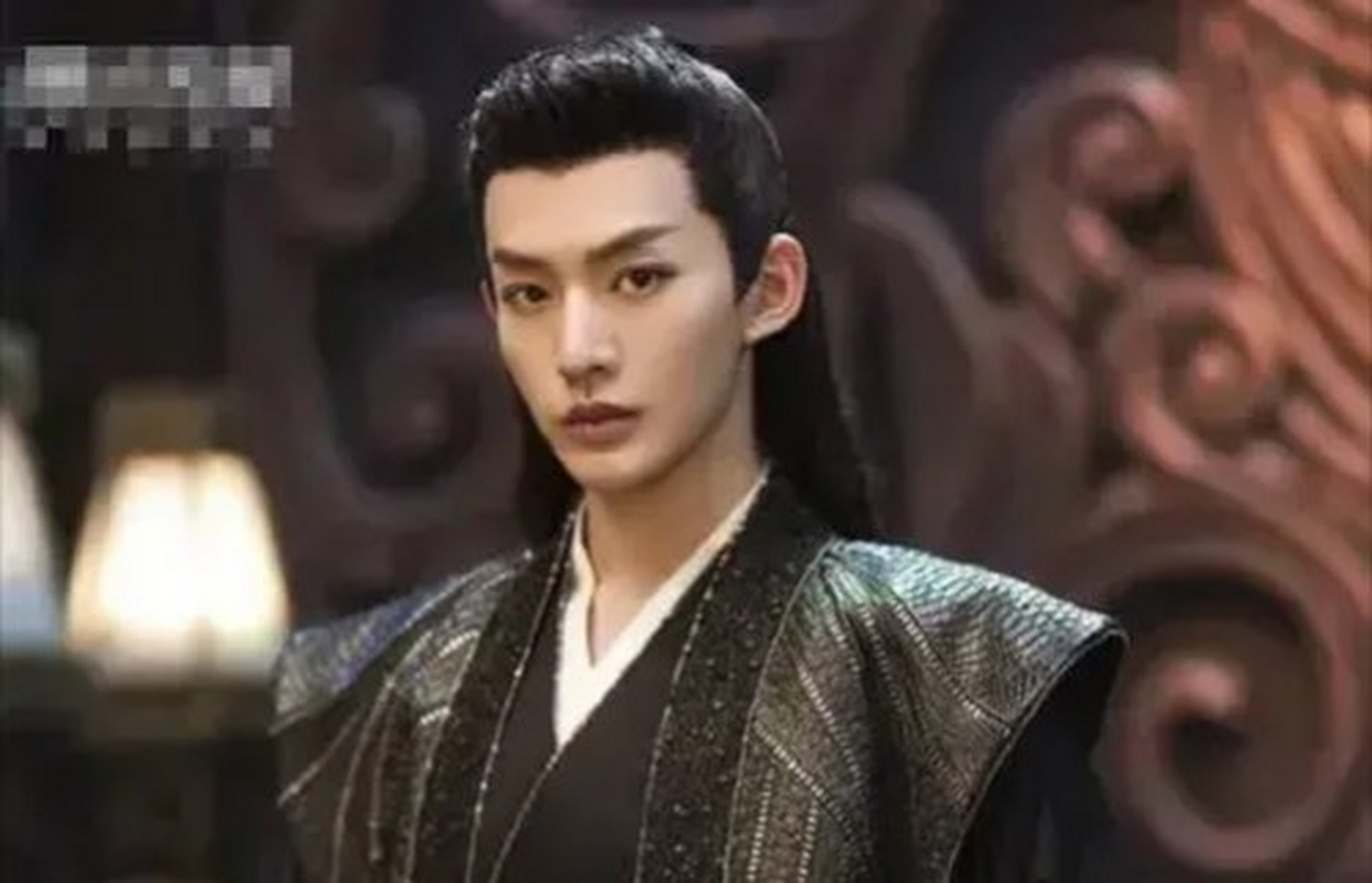 根据查询邓为个人简介得知,邓为父母双方均为普通公司职员,家境普通