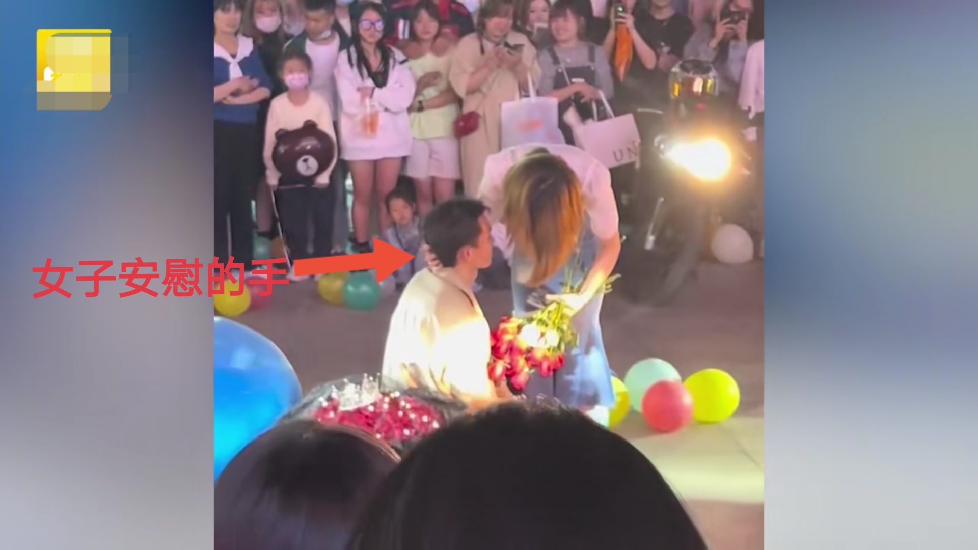 浙江一男子广场求婚失败,女子还花前摸头安抚,引网友纷纷叫好