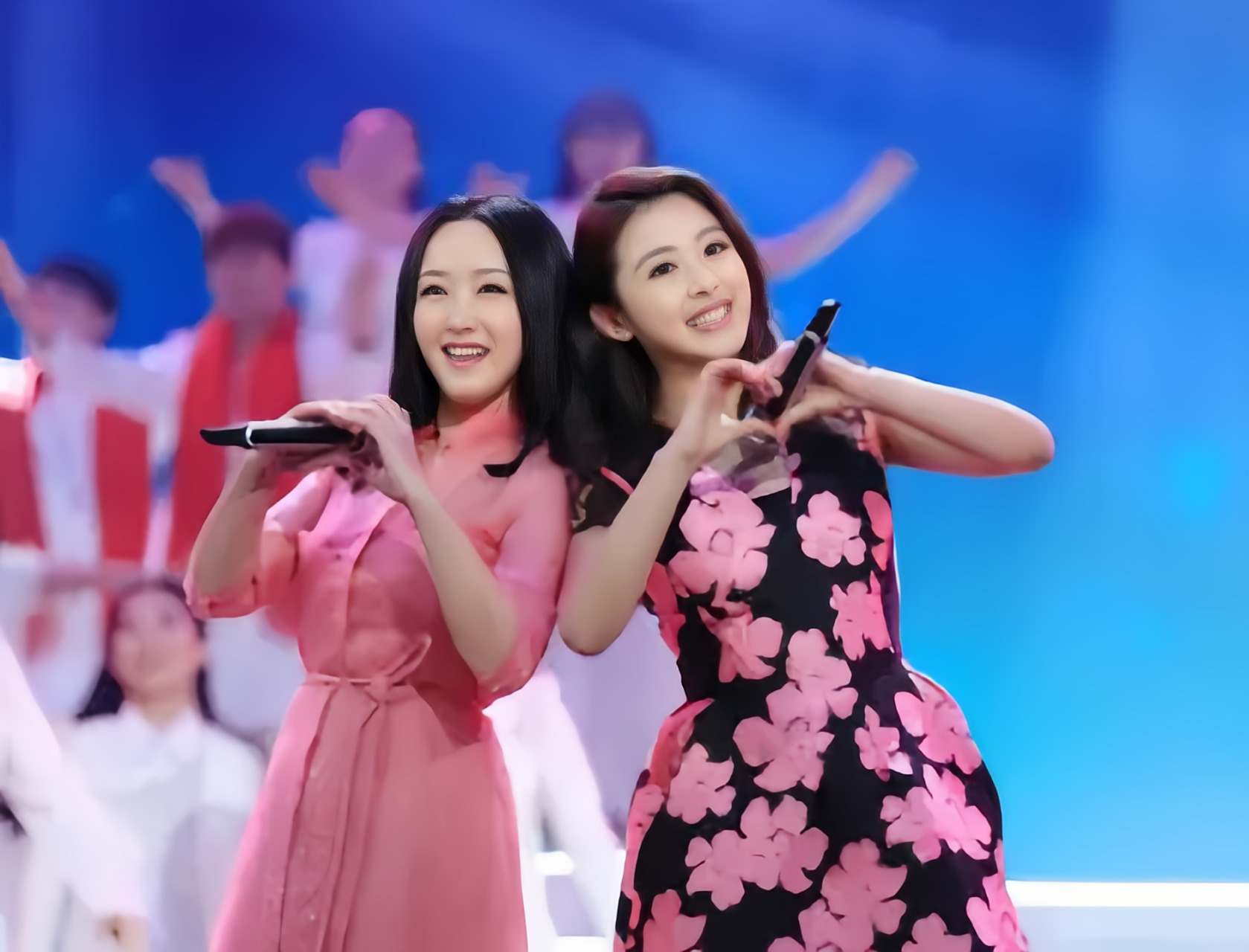 杨钰莹和张含韵同框合影,令人惊叹她们的年龄差异毫不明显.