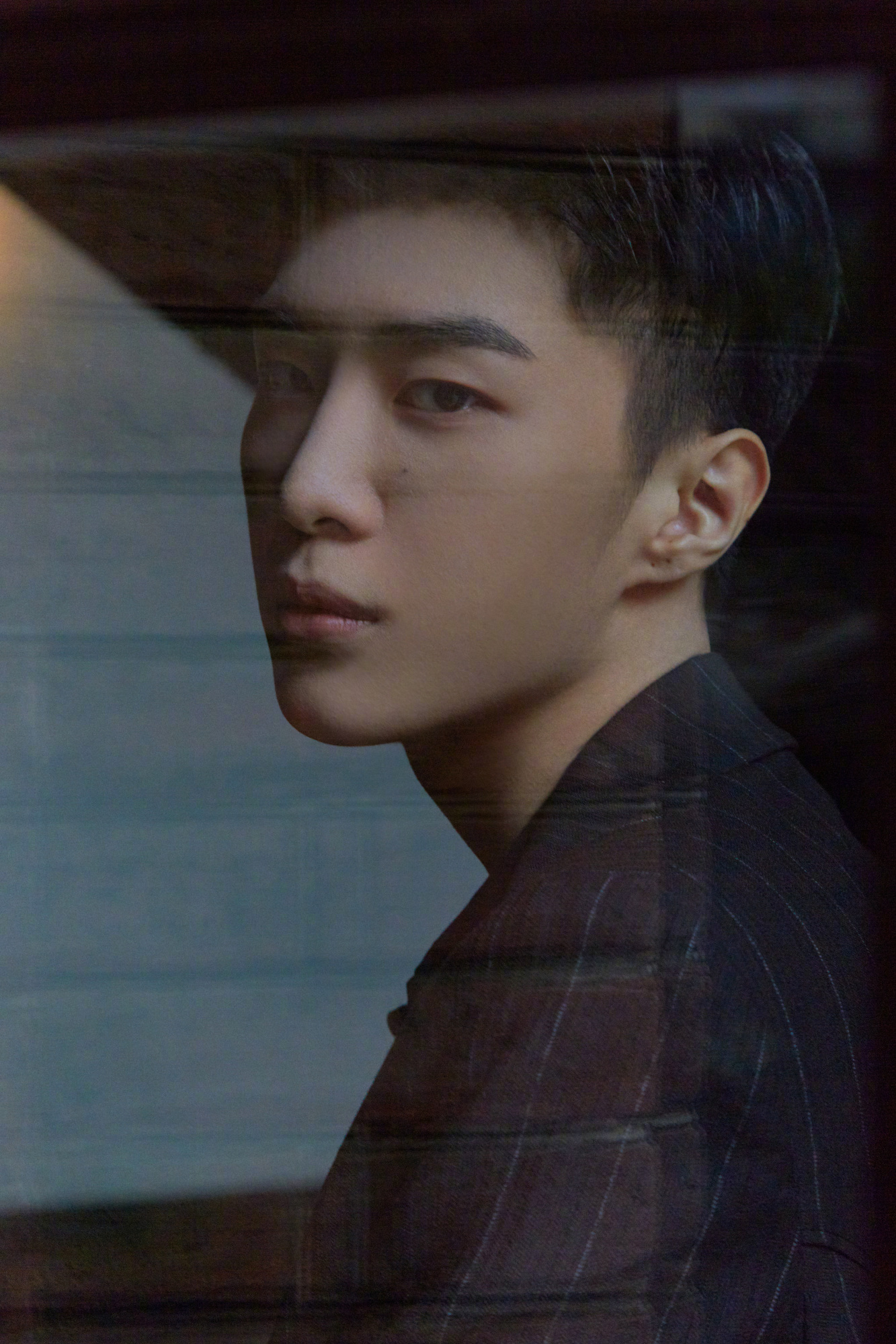 范丞丞活动造型图,清爽短发搭配黑色修身西服,是冷冽英气的少年