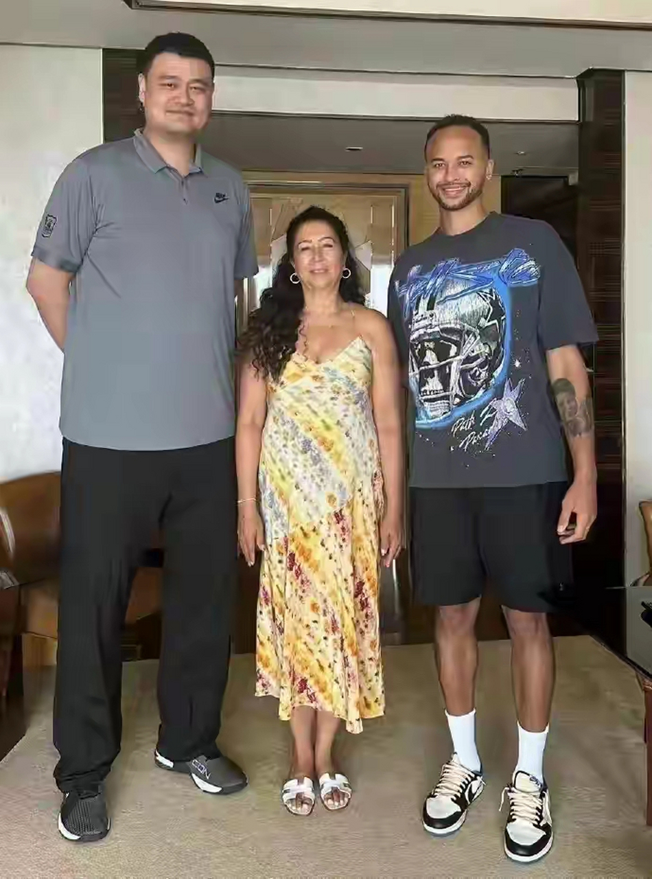 李凯尔又名凯尔·安德森,身高2米06,今年30岁,上赛季他在nba场均档浇