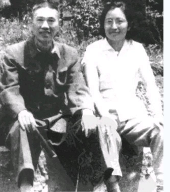 邓贤诗报纸上看到父亲邓华,名字却不对,指导员:那是首长别瞎想