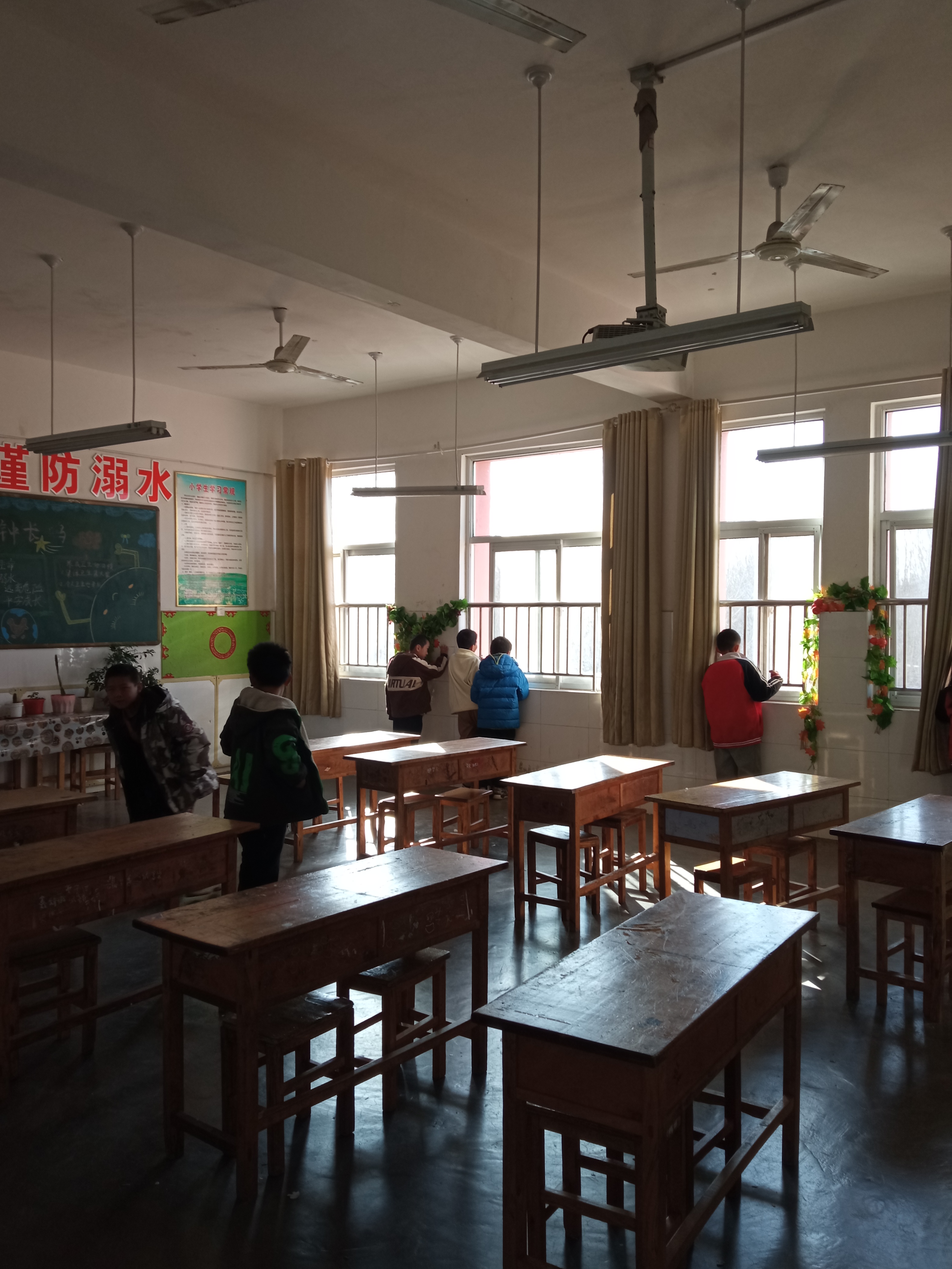 每次课间跑操,总有几个偷懒耍滑的学生